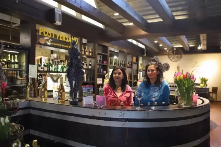 Marion Heller (rechts) und Susanne Ullrich sind gespannt, ob am Wochenende so viele G&auml;ste in die Vinothek kommen wie sonst.