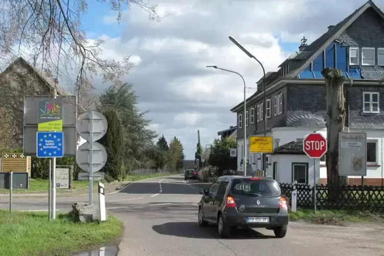 Kontrolle am Weintor umgangen. Die &bdquo;Gr&uuml;ne Grenze&ldquo; am Windhof. Binnen zehn Minuten sind am Freitag rund 25 Autos aus dem Elsass n