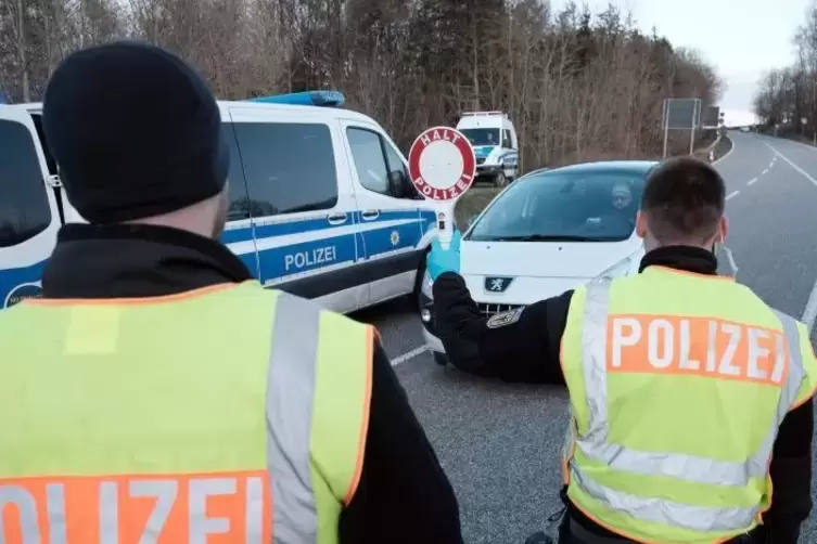 Bundespolizisten kontrollieren an der deutsch-französischen Grenze Autofahrer.