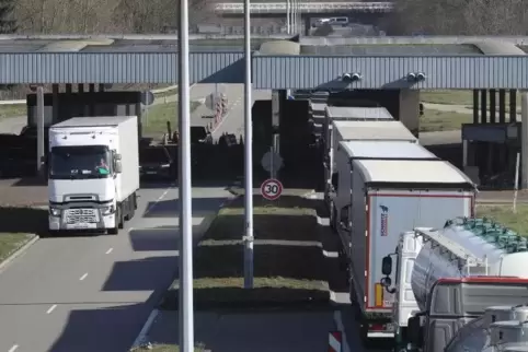 Corona-Stau am Bienwald-Grenzübergang: Nur noch Pendler und der Güterverkehr dürfen durch.