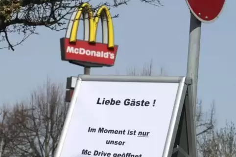 Der Nächste, bitte! Bei Mc Donald’s in Landau gibt’s Burger und Fritten nur noch am Drive-in-Schalter.