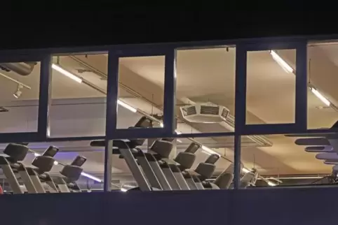 Die Laufbänder bleiben leer: In Rheinland-Pfalz müssen ab Mittwoch alle Sportstätten, darunter Fitnessstudios, schließen.