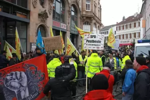 Eine Kundgebung des Fauenbündnis Kandel in Landau.