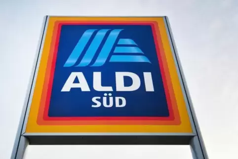 Aldi-Schild vor einer Filialie in Schwetzingen.