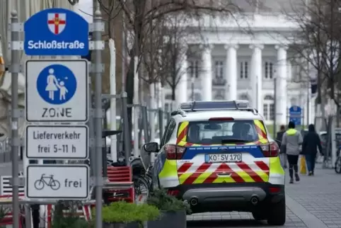 Ein Fahrzeug des Ordnungsamts überwacht das Versammlungsverbot in der Fussgängerzone vor dem Koblenzer Schloss.