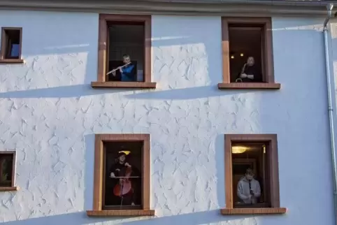 Familie Engelhardt gibt ein Fensterkonzert für die Nachbarn, von links oben im Uhrzeigersinn Gerlinde, Helmut, Julian und Johann
