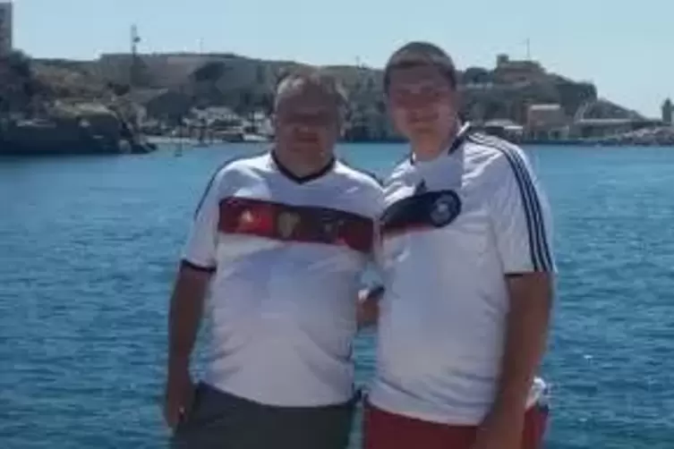 Weit gereist in Sachen Sport: Thomas Reuter (links) und sein Sohn Christoph, hier am Hafen von Marseille während der EM 2016.