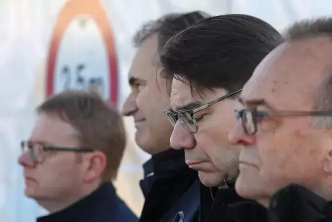 Vorreiter in Sachen Corona-Bekämpfung (von links): Gesundheits-Staatssekretär Thomas Gebhart, Landrat Dietmar Seefeldt, Oberbürg Vorreiter in Sachen Corona-Bekämpfung (von links): Gesundheits-Staatssekretär Thomas Gebhart, Landrat Dietmar Seefeldt, Oberbürg