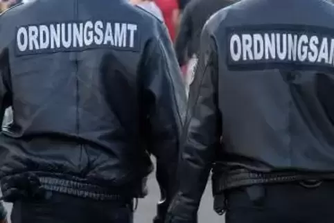 Die Polizei sucht zwei Männer, die sich in Heltersberg als Mitarbeiter des Ordnungsamts ausgegeben haben.