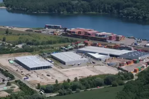 Innen ist die Realschule Bellheim schon umgebaut. Außen weist noch nichts auf den Standort der Not-Pflegestation hin.